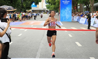 Nhà vô địch SEA Games 31 Nguyễn Thị Oanh về nhất tại Giải chạy Báo Hà...
