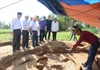 Kiểm tra công tác khai quật thăm dò tại di tích thành cổ Châu Sa