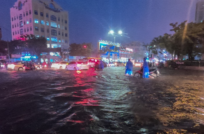 Đà Nẵng: Mưa lớn, nhiều tuyến đường ngập sâu