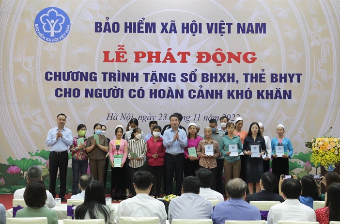 BHXH Việt Nam tiếp nhận 3.000 sổ BHXH và gần 60.000 thẻ BHYT để tặng...
