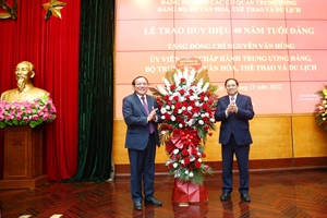 Trao Huy hiệu 40 năm tuổi Đảng tặng Bộ trưởng Bộ VHTTDL Nguyễn Văn Hùng