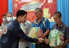 Nghệ sĩ vận động kinh phí trao quà Tết đến người nghèo ở Tiền Giang và Bến Tre