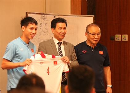 Đại sứ Việt Nam tại Indonesia thăm đội tuyển Việt Nam trước trận bán...