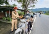 Người dân về quê ăn Tết được Cảnh sát giao thông tặng bánh mì, nước uống