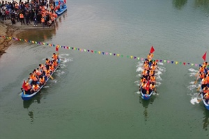 Độc đáo lễ hội đua thuyền Pa So ở Phong Thổ