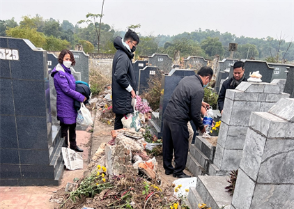 Nghĩa trang Yên Kỳ ngập rác
