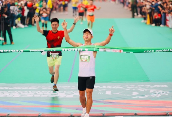 Hoàng Nguyên Thanh vô địch nội dung 42 km tại Giải vô địch quốc gia...