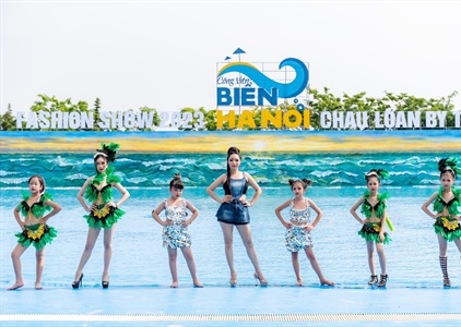 “Fashion Show Chau Loan By The Sea” – Ấn tượng với sắc màu của biển