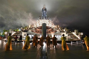 Hàng ngàn du khách, phật tử tới núi Bà Đen dâng hoa đăng mừng lễ Phật đản