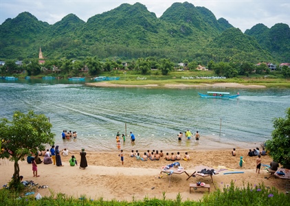 Dạy bơi miễn phí cho trẻ em ở Phong Nha