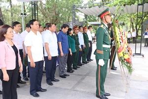 Phó Thủ tướng Lê Minh Khái dâng hương tưởng niệm các anh hùng liệt sĩ tại Quảng Trị