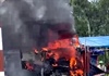 Xe tải bất ngờ bốc cháy dữ dội gần cửa hàng xăng dầu