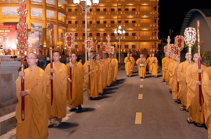 Hàng trăm tăng, ni, sinh Học viện Phật giáo Việt Nam trang trọng cử...