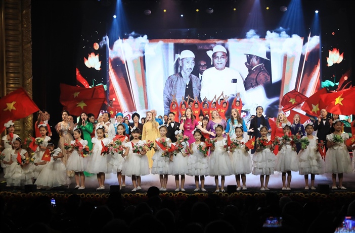 Nghệ sĩ Opera Ninh Đức Hoàng Long biểu diễn tại Lễ kỷ niệm 78 năm Ngày...