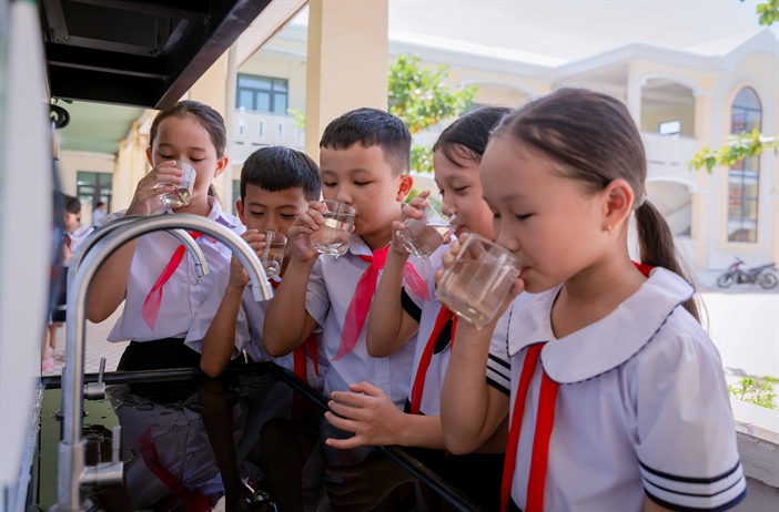 Trao tặng hệ thống xử lý nước uống sạch cho 10 trường học vùng cao ở...