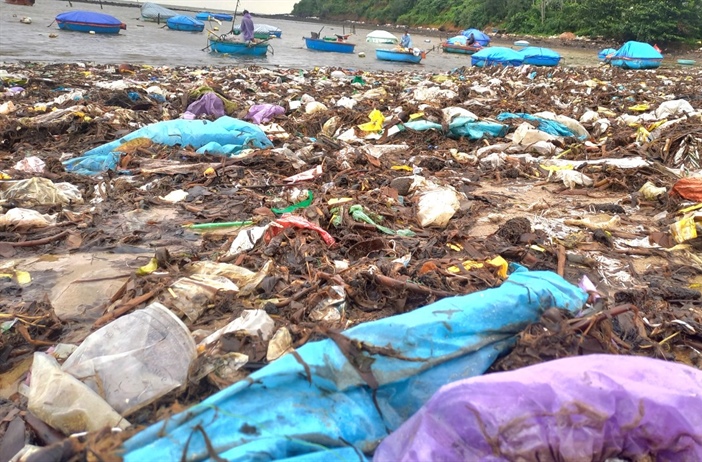 Quảng Ngãi: Bãi biển ngập rác sau mưa lớn