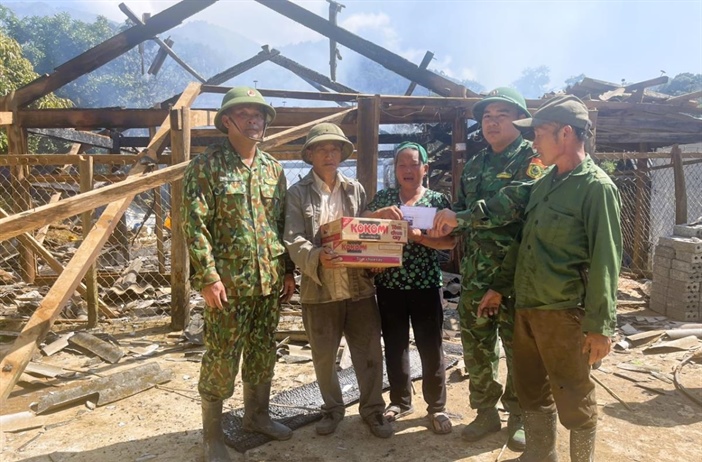 Bộ đội Biên phòng chữa cháy, hỗ trợ gia đình người Mông bị hoả hoạn