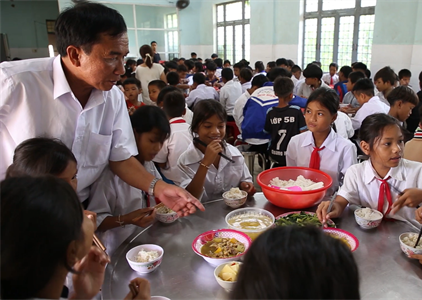 Bữa ăn bán trú nâng bước học trò nghèo ở huyện vùng cao Quảng Ngãi