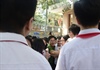 Cầu thủ Quang Hải bị "bủa vây" khi tới cổ vũ cuộc thi “Trường học không ma tuý”