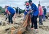 Quảng Ngãi: Hơn 1.000 tình nguyện viên ra quân thu gom rác bãi biển