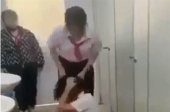 Lại xuất hiện clip nữ sinh đánh nhau trong trường học