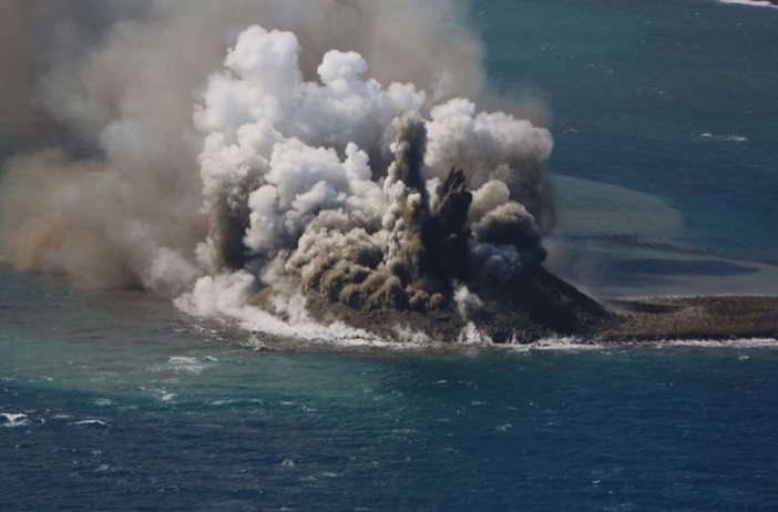 Núi lửa dưới biển phun trào hình thành hòn đảo mới ở phía Nam Tokyo
