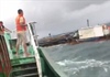 Cứu 2 thuyền viên gặp nạn trôi dạt trên biển