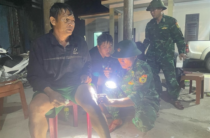 Quảng Bình: Cứu sống 3 ngư dân bị đắm tàu trên biển