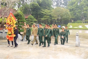 Đoàn sĩ quan trẻ Bộ các LLVT cách mạng Cuba dâng hoa, dâng hương tưởng niệm Chủ tịch Hồ Chí Minh