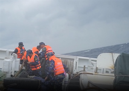 Bộ Tư lệnh Vùng 3 Hải quân tiếp cận, lai dắt tàu cá của ngư dân gặp nạn...