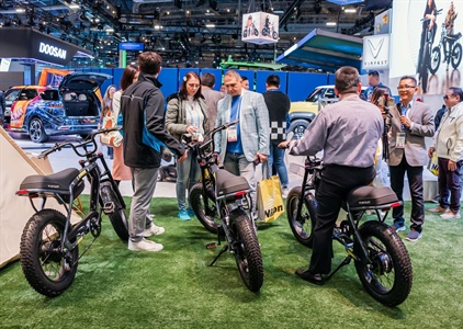 Khách Mỹ thích thú trải nghiệm xe đạp điện DrgnFly của VinFast