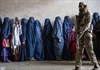Taliban hạn chế phụ nữ chưa kết hôn được làm việc và đi lại