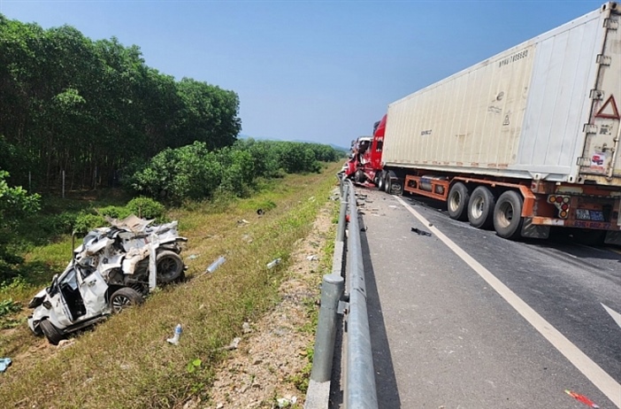 Tai nạn nghiêm trọng trên cao tốc Cam Lộ - La Sơn khiến 3 mẹ con thiệt mạng