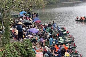 Ninh Bình: Khu du lịch Tràng An quá tải vì hàng nghìn du khách đổ về