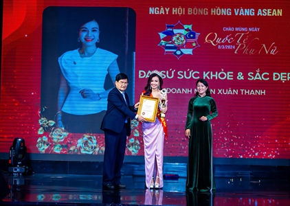 Vợ chồng ca sĩ Tuấn Anh nhận cúp Bông hồng vàng Asean 2024