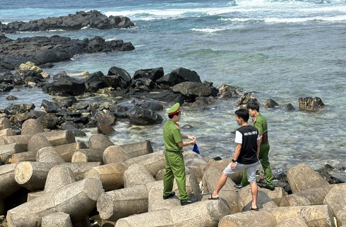 Liên tục phát hiện ma túy trôi dạt vào bờ biển ở Quảng Ngãi
