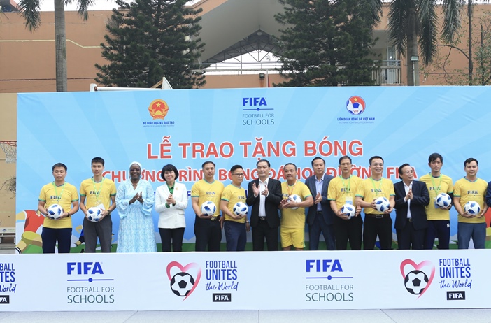 Trao tặng bóng của FIFA nhằm phát triển bóng đá học đường ở Việt Nam