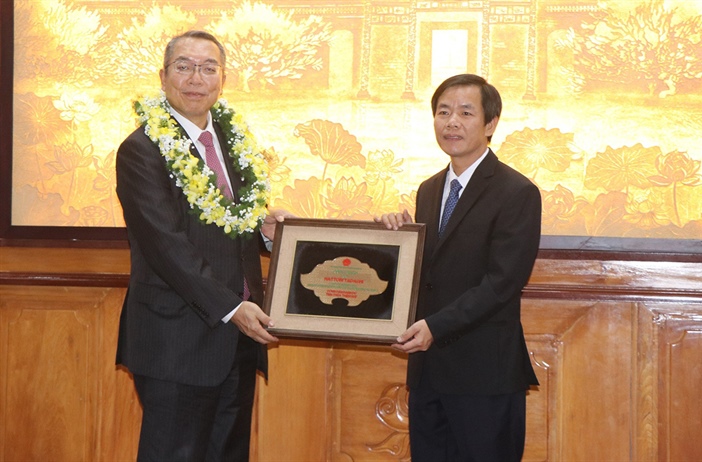 Trao tặng danh hiệu “Công dân danh dự tỉnh Thừa Thiên Huế” cho giáo sư...