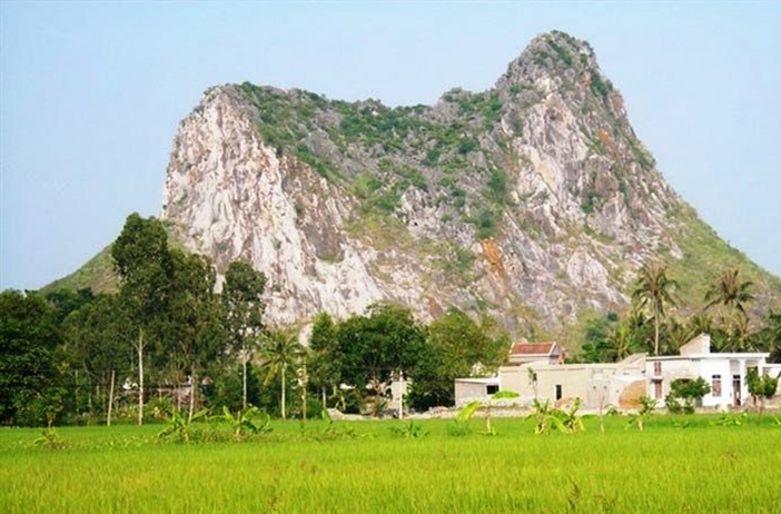 Di tích quốc gia lèn Hai Vai (Diễn Châu, Nghệ An) bị đào bới nham...