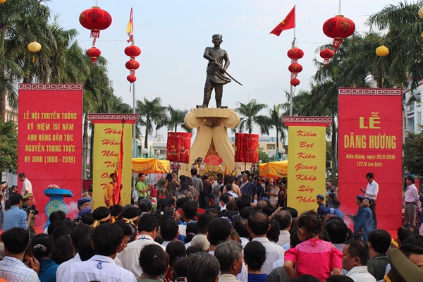 Lễ hội thu hút dông người dân trong khu vực về dâng hương tại tưỡng tài Nguyễn Trung Trực
