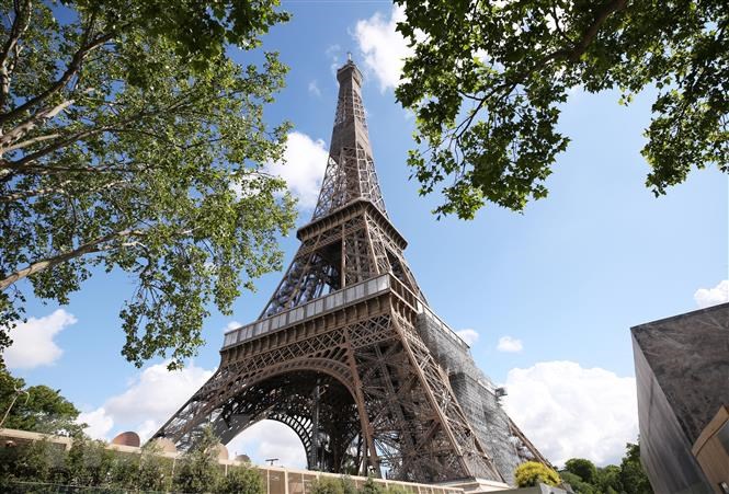 Pháp: Tháp Eiffel đã mở cửa trở lại sau đe dọa đánh bom