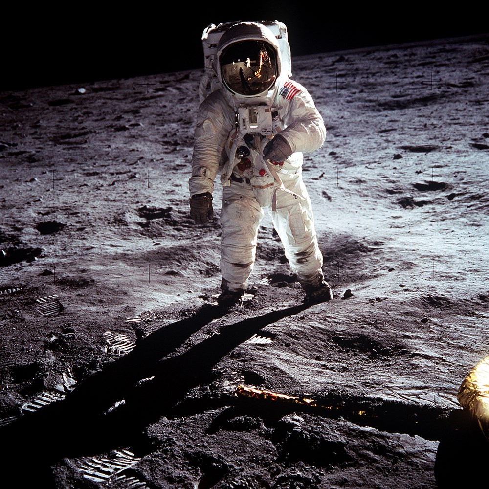Đấu giá bức ảnh gốc “đi trên Mặt Trăng” nổi tiếng năm 1969