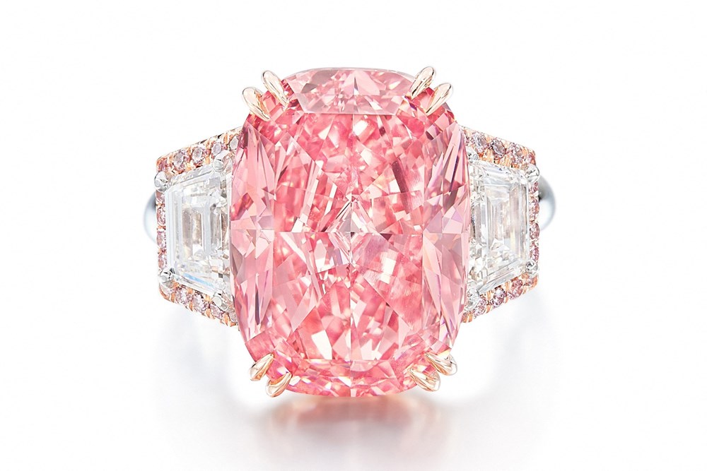 一顆罕見的粉紅色鑽石打破了克拉價格記錄