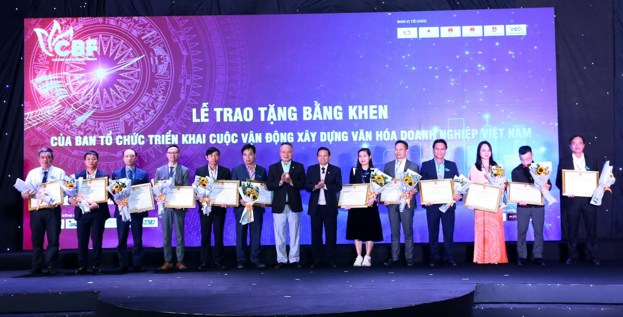 Trao Giải thưởng công nhận “Doanh nghiệp đạt chuẩn Văn hóa kinh doanh” năm 2022: Đề xuất có những chính sách cụ thể về xây dựng, phát triển văn hoá doanh nghiệp