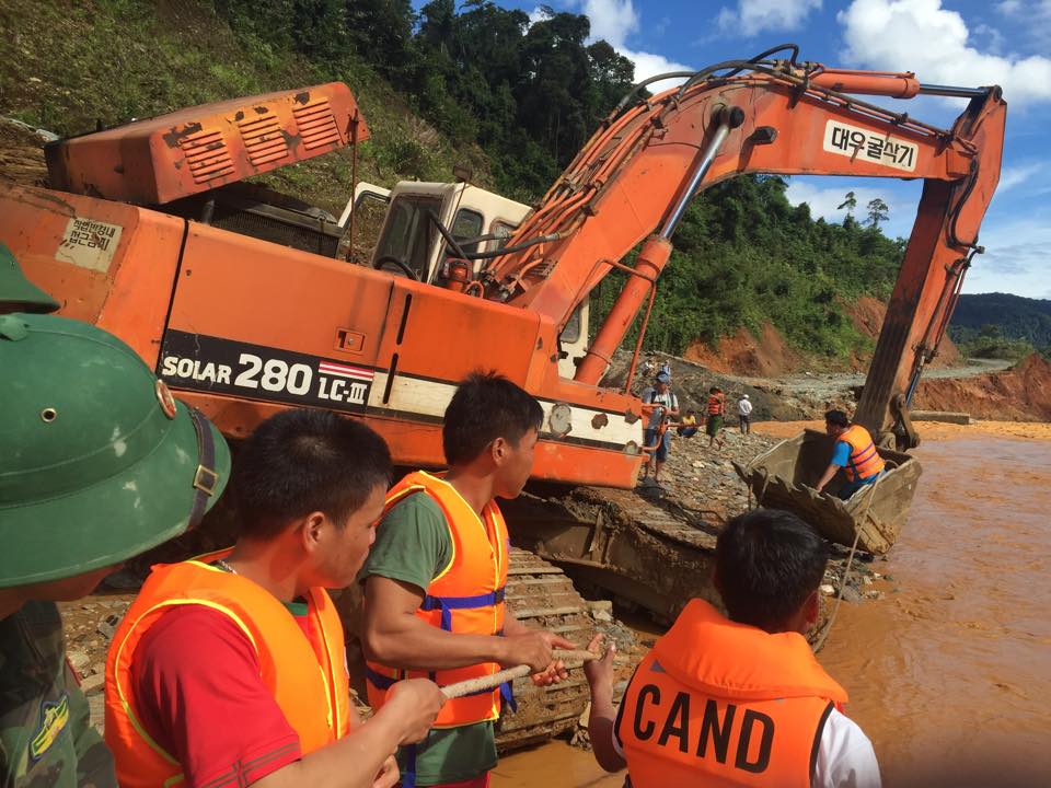 lực lượng cứu hộ tìm kiếm nạn nhân sau sự cố thủy điện sông bung 2 năm 2016