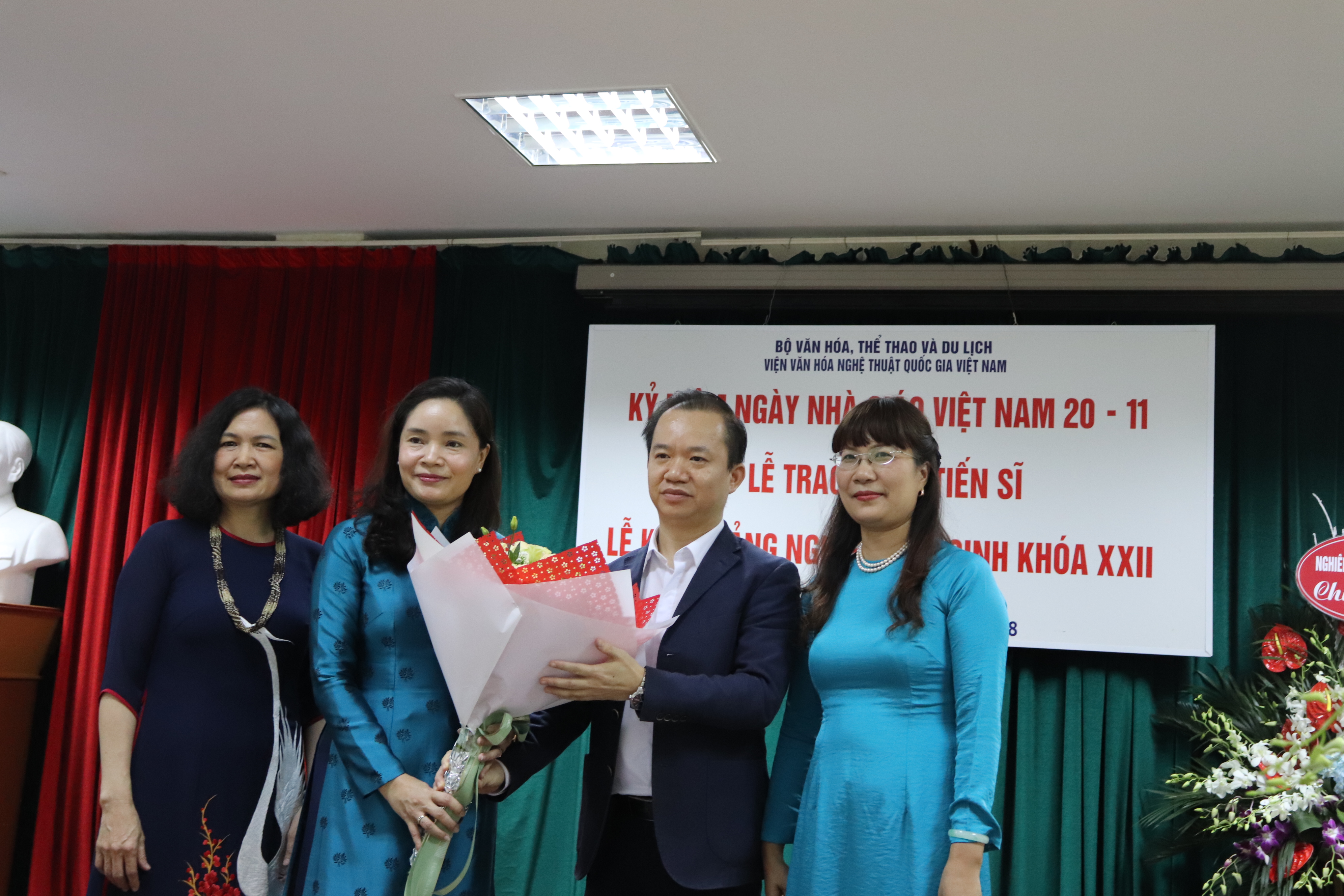 Thứ trưởng Trinh Thị Thủy chúc mừng các nhà giáo, Ban lãnh đạo Vicas nhân Ngày nhà giáo Việt Nam 20.11