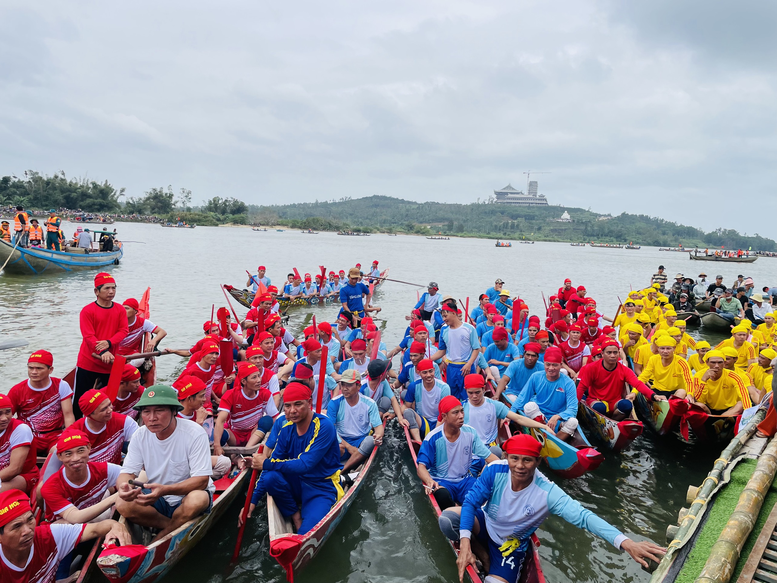 Lễ hội đua thuyền trên sông Trà Khúc